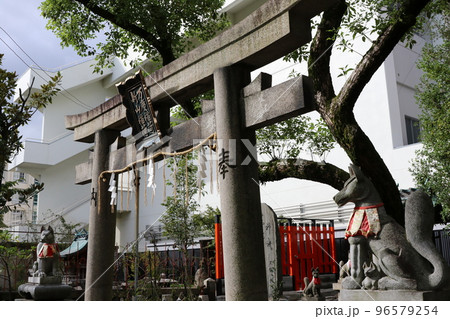 玉造稲荷神社にある「万慶稲荷神社」と「新山稲荷神社」 96579254