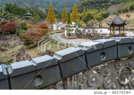 昇龍橋から見る冠岳花川砂防公園　秋 96579384