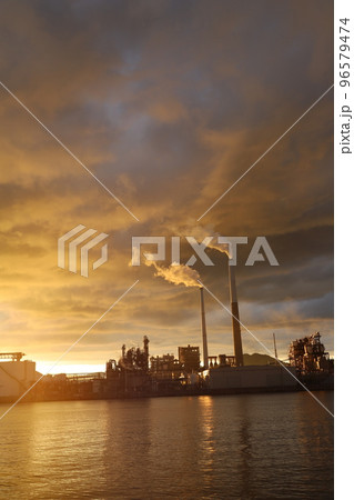山口県周南コンビナート　エントツの煙と色ずく空と雲　SDGs 地球環境！環境問題 96579474