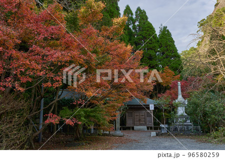 鎮国寺頂峯院の大師堂 秋の紅葉 鎮国寺頂峯院の大師堂 秋の紅葉 96580259