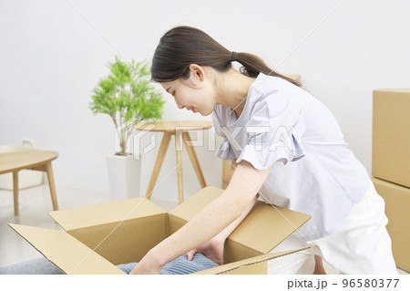 引越しの荷造りをする女性 引越しの荷造りをする女性 96580377