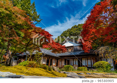 お屋敷の庭園の紅葉 96580905