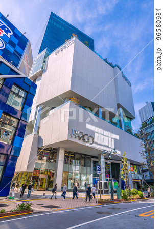 日本の東京都市景観　渋谷駅からほど近い人気の渋谷パルコなどを望む 96580934