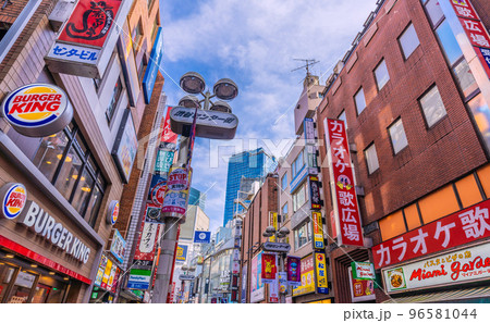 日本の東京都市景観　渋谷センター街などを望む。コロナ禍だが屋外等での感染リスクはない＝11月22日 96581044