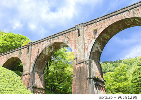 新緑のめがね橋 96581299