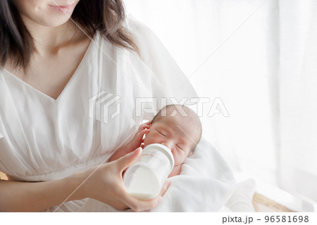 授乳　ミルク　哺乳瓶　赤ちゃん　新生児 96581698