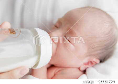 授乳　ミルク　哺乳瓶　赤ちゃん　新生児 96581724