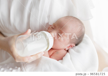 授乳　ミルク　哺乳瓶　赤ちゃん　新生児 96581725