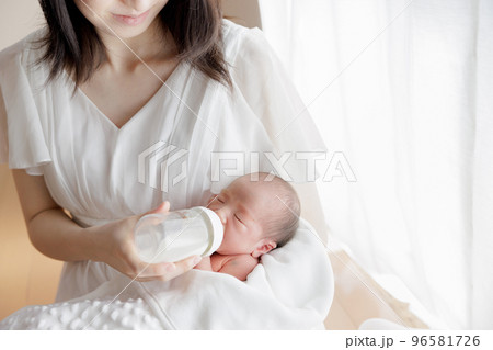 授乳 ミルク 哺乳瓶 赤ちゃん 新生児 授乳 ミルク 哺乳瓶 赤ちゃん 新生児 96581726