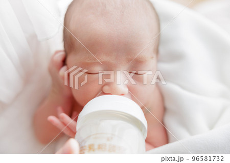 授乳 ミルク 哺乳瓶 赤ちゃん 新生児 授乳 ミルク 哺乳瓶 赤ちゃん 新生児 96581732