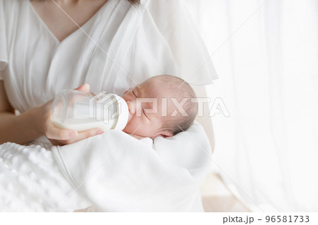 授乳　ミルク　哺乳瓶　赤ちゃん　新生児 96581733