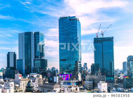 日本の東京都市景観　渋谷駅前に姿を現した桜丘口再開発のビル。左はヒカリエ、中央はスクランブルスクエア 96581958