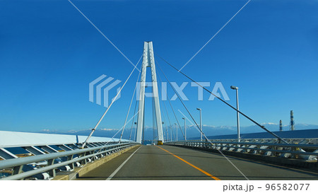海王丸と新湊大橋と立山連峰 96582077