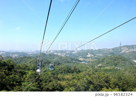 台湾台北の観光地マオコン猫空ゴンドラ Gondola in Maokong in Taipei in 96582324