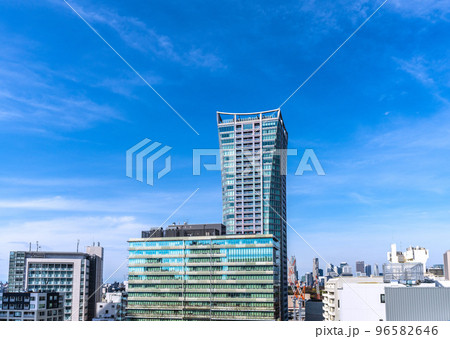 日本の東京都市景観　渋谷区宇田川町のパークコート渋谷 ザ タワーなどを望む 96582646