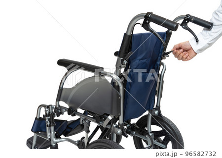 車椅子のハンドルを折りたたむ　介助用車椅子 96582732