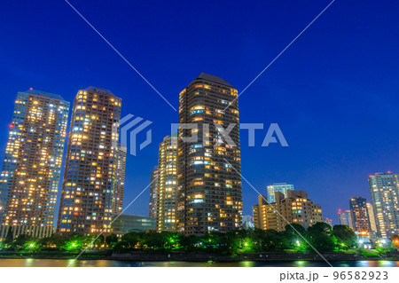 【東京の都市風景】佃リバーシティ周辺の都市夜景 96582923