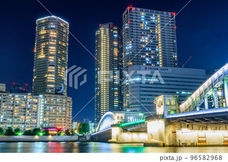 【東京の都市風景】勝鬨橋と勝どき周辺の都市夜景 96582968