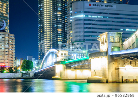 【東京の都市風景】勝鬨橋と勝どき周辺の都市夜景 96582969