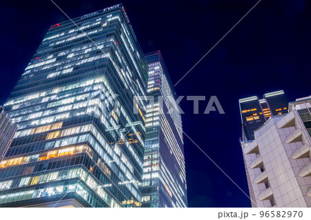 【東京の都市風景】八重洲・鍜治橋周辺の都市夜景 96582970