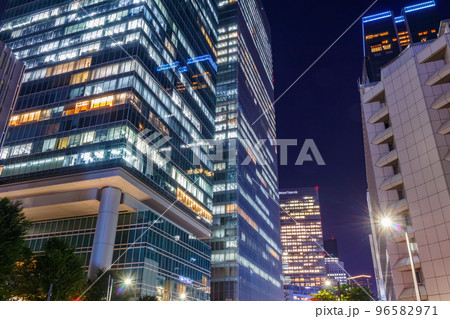 【東京の都市風景】八重洲・鍜治橋周辺の都市夜景 96582971