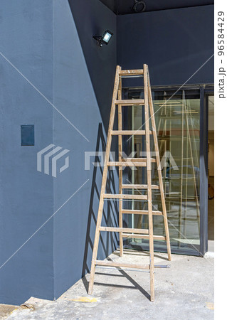 Tall Wooden Ladder Lamp 96584429