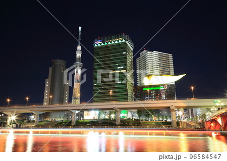 隅田川と東京スカイツリーの夜景 96584547