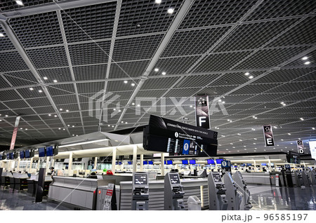 千葉県　夜の成田空港第一ターミナル 96585197