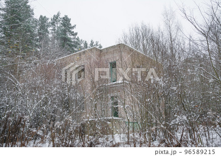 Abandoned empty building in the winter Abandoned empty building in the winter 96589215