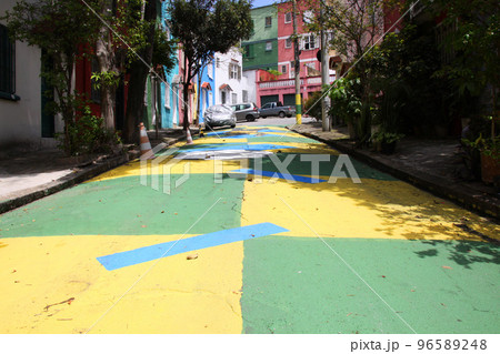 W杯期間に道路に描かれるブラジルカラー W杯期間に道路に描かれるブラジルカラー 96589248