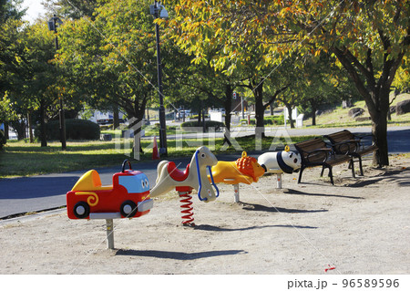 パンダにライオンに子馬など幼児が飛びつく遊具がいっぱい、公園の遊具は人気者 パンダにライオンに子馬など幼児が飛びつく遊具がいっぱい、公園の遊具は人気者 96589596