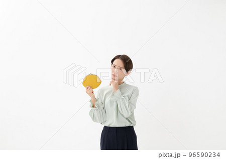 財布　悩む女性　白バック 96590234