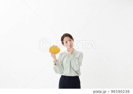 財布　悩む女性　白バック 96590236