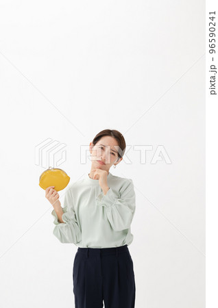 財布 悩む女性 白バック 財布 悩む女性 白バック 96590241