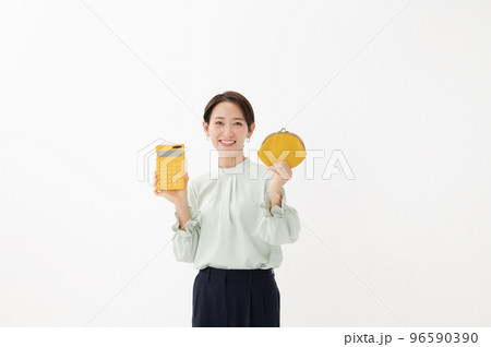 財布　電卓　女性　白バック 96590390
