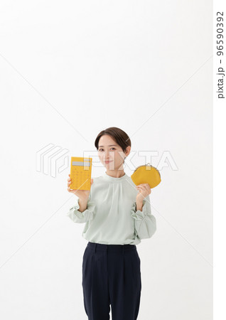財布　電卓　女性　白バック 96590392