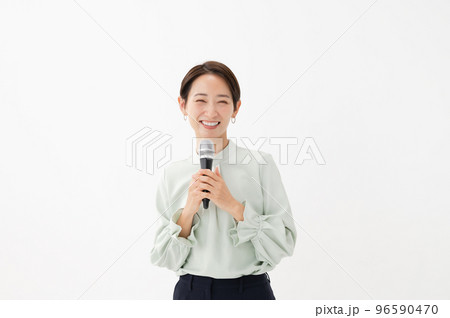 マイクを持つ女性　白バック 96590470