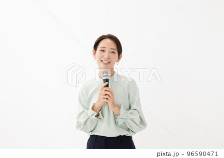 マイクを持つ女性　白バック 96590471