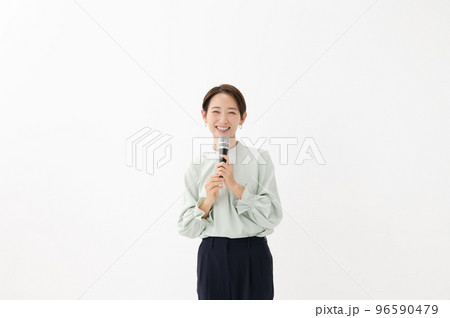 マイクを持つ女性　白バック 96590479