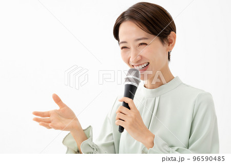 マイクを持つ女性　白バック 96590485