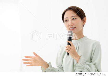 マイクを持つ女性　白バック 96590495