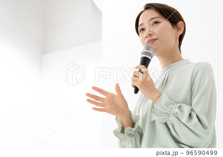 マイクを持つ女性　白バック 96590499