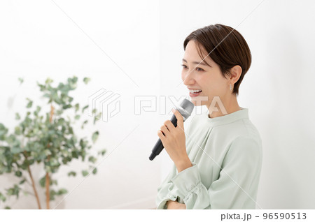 マイクを持つ女性　白バック 96590513