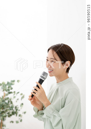 マイクを持つ女性　白バック 96590515
