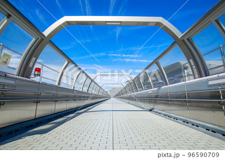 名古屋市　ささしまライブ駅の連絡橋 96590709