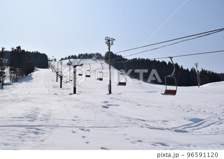 スキー場 リフト 雪景色 スキー場 リフト 雪景色 96591120