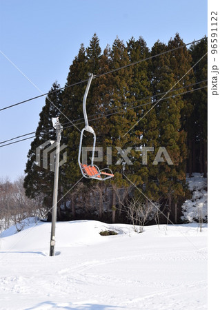 スキー場 リフト 雪景色 96591122