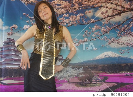 桜と健康的な長身美人クレオパトラ 96591304