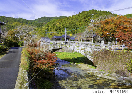 秋の色に染まる美しい秋月目鏡橋　（福岡県朝倉市）　 96591696