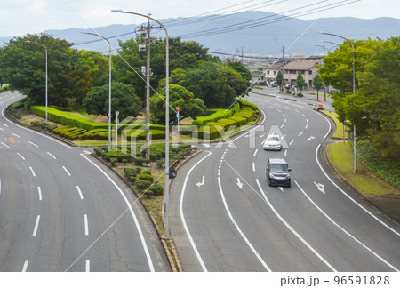 緑地帯をはさんでカーブする道路 緑地帯をはさんでカーブする道路 96591828